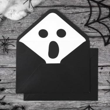Imagem de Whaline 50 envelopes de Halloween branco preto fantasma convite envelope com adesivo Spooky Boo V-Flap porta-cartões de presente mangas para doces ou travessuras, 5 x 7 polegadas
