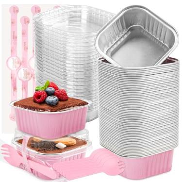 Imagem de LOKQING Pacote com 50 mini formas de bolo com tampas e colheres, pequenas formas de folha de alumínio, copos quadrados, forros de cupcake de ramequins descartáveis para torta de brownie (rosa, 142 g)