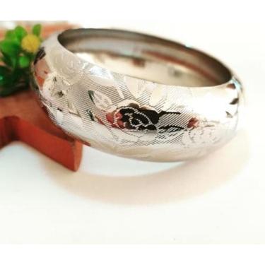 Imagem de Bracelete metal  detalhes em flores. comprar e usar