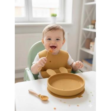 Imagem de Kit Bebê Premium em Silicone – Prato com Divisórias + Babador Coletor + Talheres de Madeira | Antiderrapante, Seguro e Fácil de Limpar (Mostardaa Coelho)