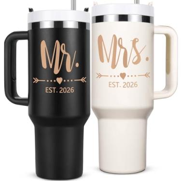 Imagem de Qtencas Mr and Mrs Gifts, Mr and Mrs EST 2025 Conjunto de copos de viagem de aço inoxidável, caneca de viagem de 1,134 g 2025 para casais recém-casados, presentes de casamento de noivado, copos de