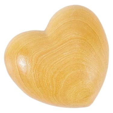 Imagem de CREATCABIN Coração de madeira feito à mão pequeno abraço de bolso oliva coração esculpido pequeno 3D mini arte de madeira portátil artesanato amarelo segurando presentes de longa distância para pensar