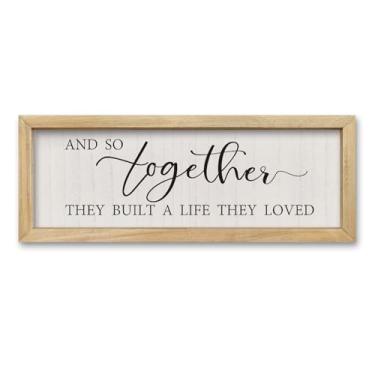 Imagem de comurdyo Decoração de parede com citação Farmhouse Love Small Plaque 40 × 15 cm And So Together They Built a Life They Loved Placa para quarto rústica minimalista de madeira emoldurada (madeira)