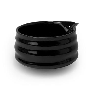 Imagem de AIYICIII Tigela de matcha de cerâmica com bico de 500 ml, chawan japonês para bater e servir, tigela de chá matcha feita à mão para cerimônia de chá verde e uso diário (preto)