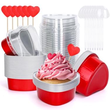 Imagem de FYSUIMU 100 formas de bolo em forma de coração para dia dos namorados, 100 ml, mini copos vermelhos de folha de alumínio com tampas, colheres e topo de cupcake descartável para festa de casamento dos