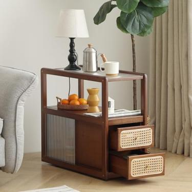 Imagem de Furlide Mesa lateral de vime, mesa de cabeceira com detalhes de bambu, mesas de centro de vidro, mesa de canto de madeira boho com armazenamento para espaços pequenos