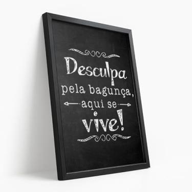 Imagem de Quadro Decorativo Desculpa Pela Bagunça Aqui Se Vive Frase Criativa Divertida Estilo Giz Preto Branco Parede Com Moldura