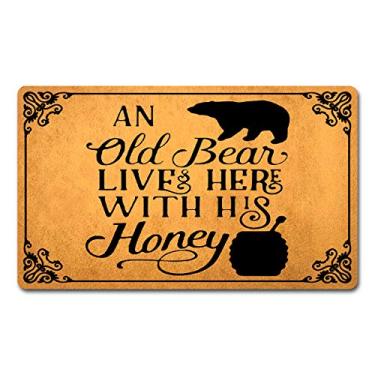 Imagem de LinxiHome Tapetes de porta antiderrapantes engraçados para entrada de casa, tapete de borracha, tapetes de cozinha, tapetes de cozinha e tapetes de 45,72 cm (L) x 76,2 cm (C), An Old Bear Lives Here With His Honey, 1