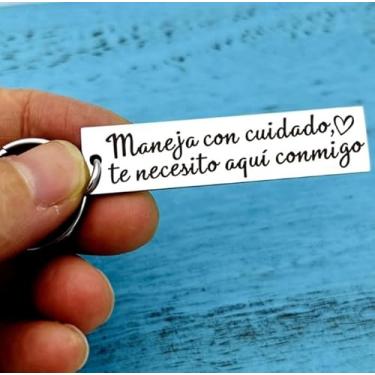 Imagem de Chaveiro Maneja con Cuidado, Chaveiro Te Necesito Aquí Conmigo, etiqueta retangular de aço inoxidável gravada, presente atencioso para entes queridos que falam espanhol (durável e à prova de ferrugem)