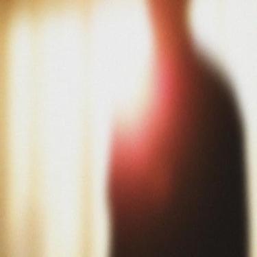 Imagem de Quadro decorativo de arte abstrata com estampa de pessoa perto de janela - Decoração moderna para ambientes internos 30x30cm