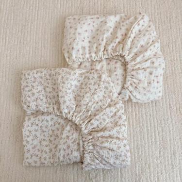 Imagem de BuLuTu Lençóis de musselina de algodão para berço padrão e colchão infantil 132 x 71 cm, com estampa floral chique para meninos e meninas, pacote com 2, macio, respirável, camélia e floral rosa