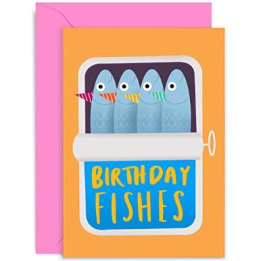 Imagem de Old English Co. Cartão de peixes de aniversário para homens e mulheres - Cartão engraçado de feliz aniversário para ele ou ela - Lata de peixe de sardinha - para irmão, irmã, primo, amigo | Em branco