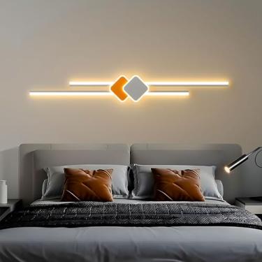 Imagem de Luminária de parede LED para interiores, 35W, 90cm, branca com detalhes em laranja, design moderno com linhas suaves, temperatura de cor de 3000K, ideal para espelho de maquiagem e teto. Per