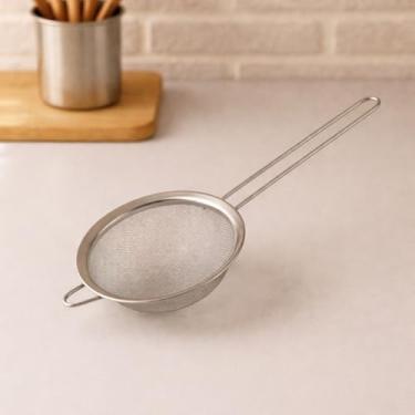 Imagem de Peneira de Cozinha em Aço Inox, 8cm de Diâmetro, Malha Fina, Cabo Longo, para Coar Líquidos e Secos