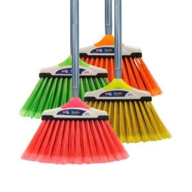 Imagem de Vassoura Sapeka com Cabo para Limpeza Diária Design Ergonômico Estrutura Robusta para Diversas Superfícies Brubalar