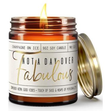 Imagem de Vela de soja Soy and Sass 'Not a Day Over Fabulous' de 9 onças