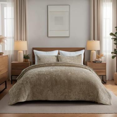 Imagem de EVERGRACE Conjunto de colcha de veludo, tamanho Queen, luxuoso, macio e listrado, edredom de veludo leve para todas as estações, colcha de cama grande com 2 fronhas combinando, marrom camelo