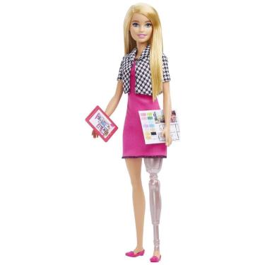 Imagem de Boneca Barbie Designer de Interiores com Perna Protética, Vestido Rosa e Jaqueta Houndstooth