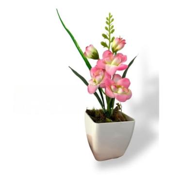 Imagem de Kit com 10 ou 20 Mini Arranjos de Flores Artificiais – Lembrancinhas para Casamento, Aniversário e Decoração com Vaso Acrílico Preto ou Branco(20 UN ROSA BEBÊ,VASOS BRANCOS)