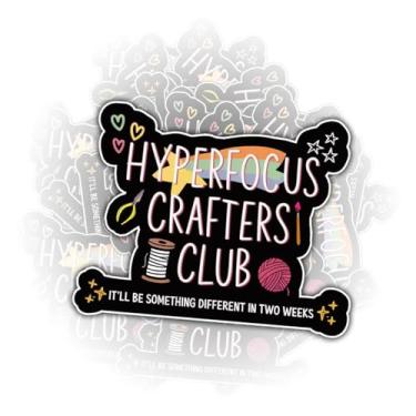 Imagem de Adesivo Hyperfocus Crafters Club (3 peças) Adesivo engraçado de vinil com citação de TDAH para garrafa de água, scrapbook, laptop, presentes para amigos neurodivergentes artesãos – 7,5 x 7,6 cm