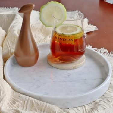 Imagem de Apasqro Bandeja de mármore branco Carrara redonda de 25 cm, bandeja de perfume e sobremesa de pedra natural, prato elegante para servir e exibir para casa, penteadeira, 2 cm de profundidade, base
