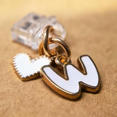 Imagem de 1 peça plugue de poeira tipo C letra branca, Kindle E-Reader acessório tipo C com coração letra W para amantes de livros, mulheres, mães, professores e amigos presentes (branco W)