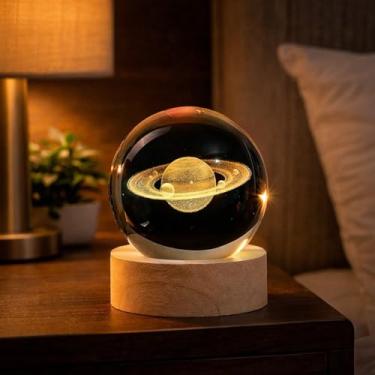 Imagem de Luminária LED 3D Saturno em Bola de Cristal com Base de Madeira, Luz Decorativa de Mesa para Quarto, Sala e Escritório, Abajur LED Decorativo, Presente Criativo