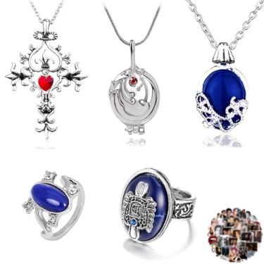 Imagem de UoYu Conjunto de 25 peças de adesivos de joias The Vampire Diaries Elena Gilbert Abertura Verbena Medalhão Pingente Colar com símbolo da Cruz do Vampiro Joias Damon Stefan Anel de brasão da família