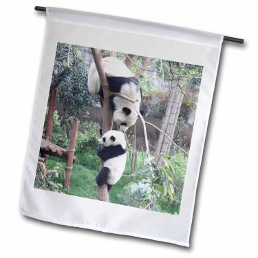 Imagem de 3dRose fl_164759_1 Baby Panda Learns to Climb Tree in Sichuan, China Garden Flag, 30 x 45 cm