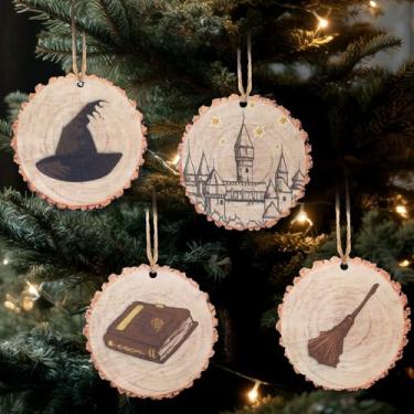 Imagem de Soulchen 24 peças de feiticeiro mágico, decoração de Natal, feiticeiro, árvore de Natal, enfeites de pendurar em madeira, vintage, chapéu mágico, livro, castelo, vassoura, árvore de Natal, placa de