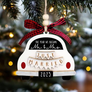 Imagem de MEMOVAN Enfeite de Natal casado de madeira para pendurar primeiro enfeite de casamento de Natal 2025 presentes de casamento para casais 2025 presentes de noivado para casais noivos recém-casados