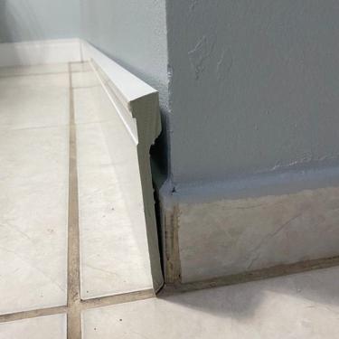 Imagem de Rodapé de Poliestireno 12cm X 15mm Sobrepor Frisado Metro Linear- Gr120s - Barra com 2,40ml - caixa com 2,4 Unidade - Branco