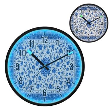 Imagem de Relógio de parede com luz noturna LED que brilha no escuro e ativado por voz, silencioso, design de padrão inspirado em porcelana azul e branca, operado por bateria para decoração de quarto e sala de