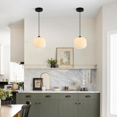 Imagem de Luminária pendente moderna para ilha de cozinha, lustre globo preto com cúpula de vidro branco opalino, ideal para sala de jantar, sala de estar, quarto ou bar. Luminária suspensa ajustável