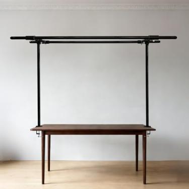 Imagem de Beyeutao Suporte de haste sobre a mesa com braçadeiras ajustáveis de 40,6 a 221 cm, comprimento 40,6 a 114,3 cm de altura, barra transversal dupla, preto, arco de mesa, arco de balão, para decoração