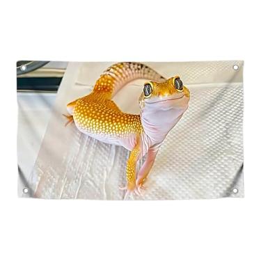 Imagem de Bandeira Happy Little Lizard de 1,8 x 1,8 m para dormitório com quatro ilhós de latão - Decoração de faculdade engraçada com animais mais legais - Faixa de tapeçaria de parede de um lado - Bandeiras