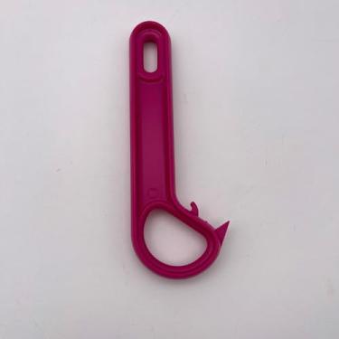 Imagem de Abridor de lata vermelho com alça ergonômica e orifício para pendurar na cozinha