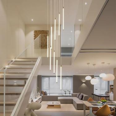 Imagem de Lustre moderno de LED para escada, com 9 luzes, luminária pendente longa para hall de entrada com pé direito alto, preto, com controle remoto e regulagem de intensidade. Ideal para escadas,