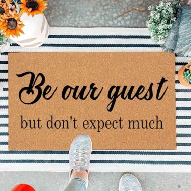 Imagem de Capacho engraçado para porta da frente, tapete de entrada ao ar livre, tapete marrom, seja nosso convidado, mas não espere muito, tapete de casa com tapetes de boas-vindas resistentes para varanda