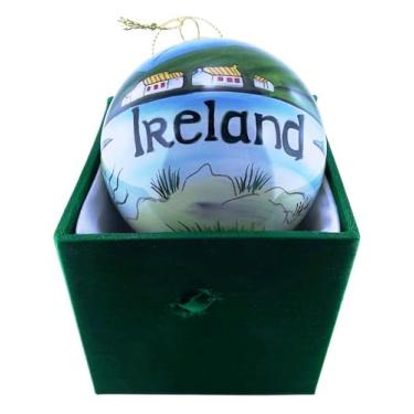 Imagem de JC Walsh and Sons Enfeite de Natal de vidro costeiro irlandês pintado à mão – chalés tradicionais e colinas verdes – decoração de férias em caixa de presente (Cena costeira)