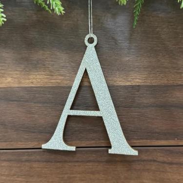 Imagem de Pxniy Enfeite de Natal com monograma de prata, letra inicial de madeira de 12 x 9 cm, decoração de árvore de férias e etiqueta de meia (A)