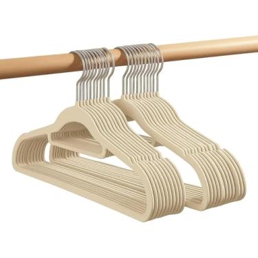 Imagem de Kit 10 Cabides de Veludo Slim Ultrafino Antideslizante – 42cm – Design Ergonômico, Aveludado e Resistente – Ideal para Roupas Delicadas – Cor Bege