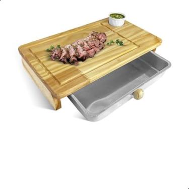 Imagem de Tábua de Carne para Churrasco em Madeira com Bandeja Coletora e Porta Molho Integrado para Servir e Preparar Alimentos (COM BANDEJA)
