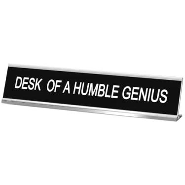 Imagem de Menkxi Sinais de mesa engraçados para escritório, placa de identificação novidade decoração de escritório engraçada placa de mesa preta para mulheres homens presente de colega de trabalho escritório acessórios de suprimentos de mesa, 25 x 5 cm (mesa de um gênio humilde)