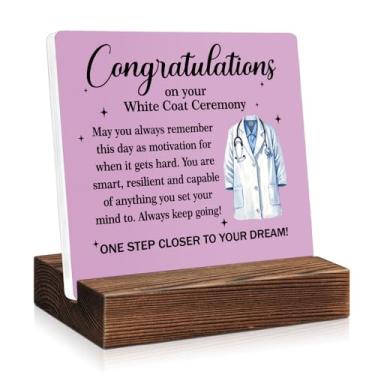 Imagem de PUVOXHO Congratulations on Your White Coat Ceremony Placa de acrílico rosa com suporte de madeira, presentes de formatura da faculdade de medicina para assistente médico, MD, DPT, DO, lembrança de