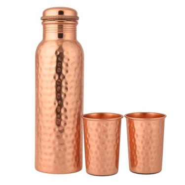 Imagem de QUEENS OF JEWELS Garrafa de água de cobre puro com 2 copos de cobre | Acabamento martelado | Conjunto de água potável ayurvédica à prova de vazamento | Garrafa de 950 ml para casa, escritório, ioga e