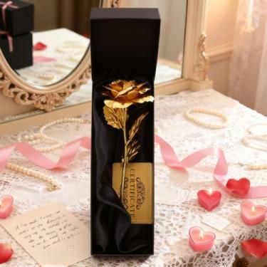 Imagem de Rosa dourada em caixa de presente, rosa eterna com pétalas e folhas realistas, exibição floral decorativa rosa dourada