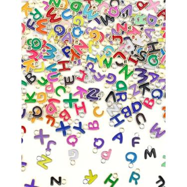 Imagem de YETOOME 200 peças de pingentes mistos de letras esmaltadas de metal A-Z para fabricação de joias, pingentes de liga inicial do alfabeto maiúsculo colorido aleatório para artesanato de colar de