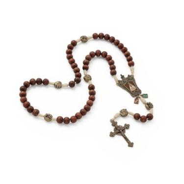 Imagem de Terço do Promesseiro Nossa Senhora de Nazaré, Contas de Madeira Canela 10mm, Crucifixo 4,8cm, Entremeio Resinado 4,4cm, Pingentes Brasil e Pará, Acabamento em Ouro Velho