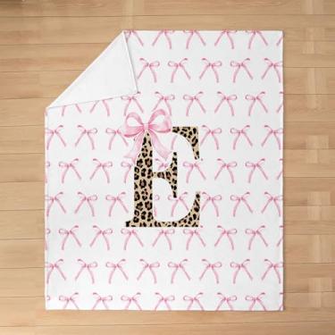 Imagem de Cobertor de flanela infantil com alfabeto de leopardo, cobertor de cama de princesa guepardo estético, decoração de sofá para meninas e meninos, cobertor felpudo rosa branco (127 x 152 cm)